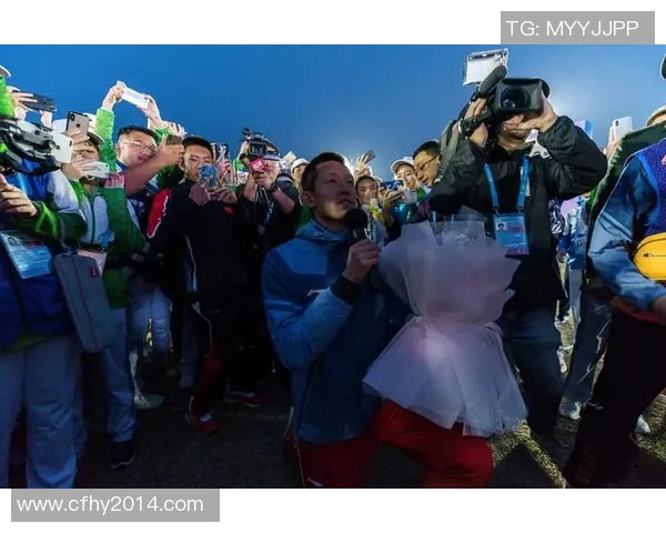 足球明星在球场浪漫求婚感动全场球迷见证爱情奇迹