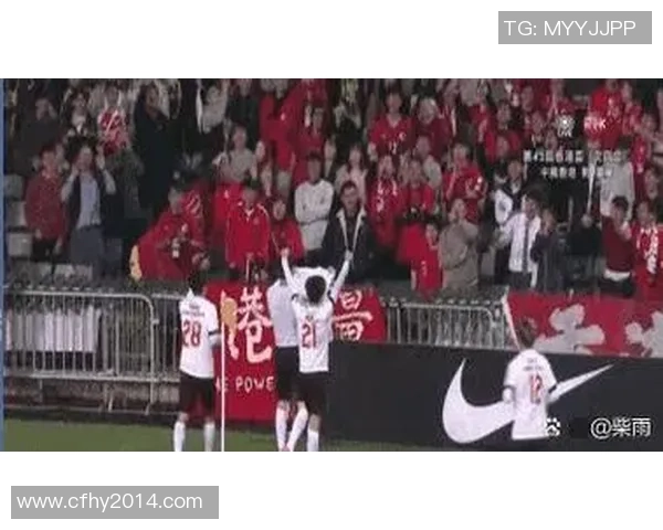 足球明星进球后激情扔球衣庆祝引发球迷热烈反响与讨论